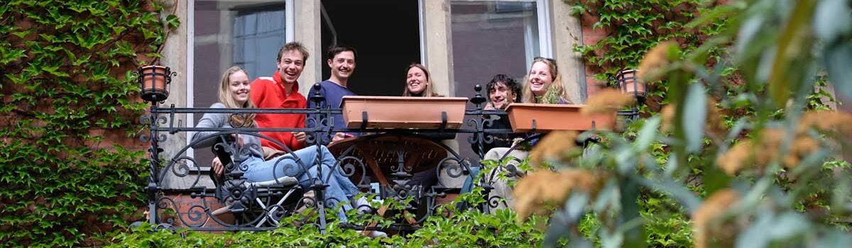 Junge Canitzer auf dem Balkon in Berlin